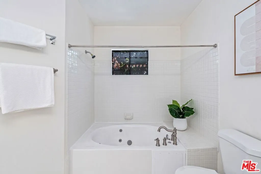 102 N Sweetzer Avenue 106, Los Angeles, California 90048 home-pic-15